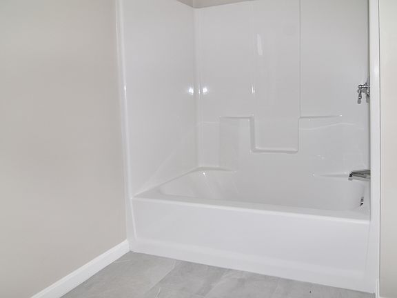 2nd image of 18A Wentworth St