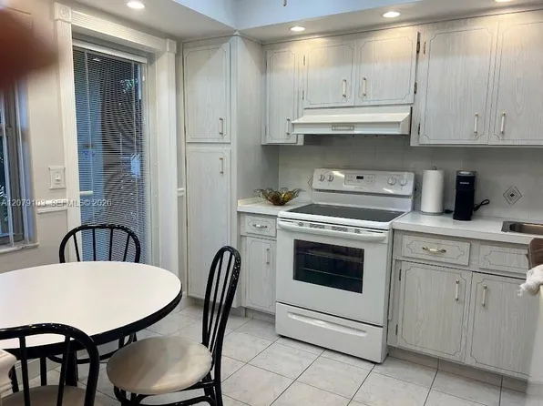 1350 Atlantic Shores Blvd APT 322, Hallandale, FL 33009