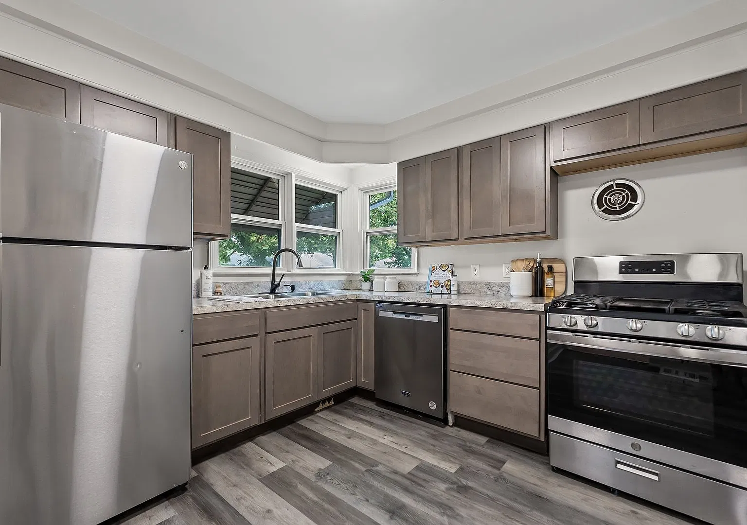 Open House- November 7th 12pm-1230pm! Beautiful 3-Bedroom 1.5 Bath — Photo 2