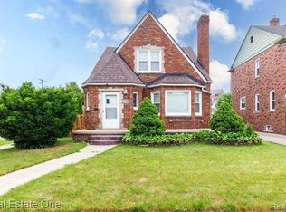 7560 E Morrow Cir, Dearborn, MI 48126