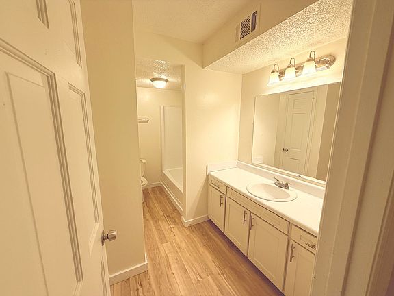 5th image of 3204 Redding Rd #128