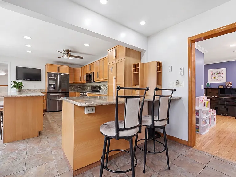 319 E Madison Ave — Photo 8