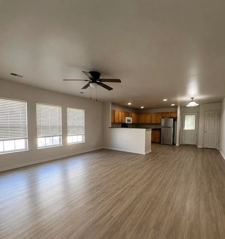 4 bed, 2.0 bath, 1924 sqft, $2,400 — Photo 2