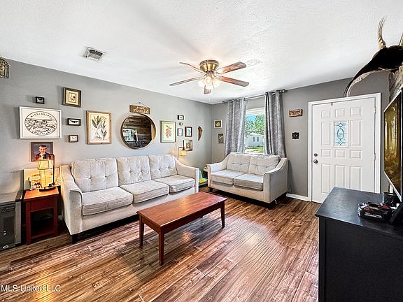 3rd image of 214 Oak Park Dr