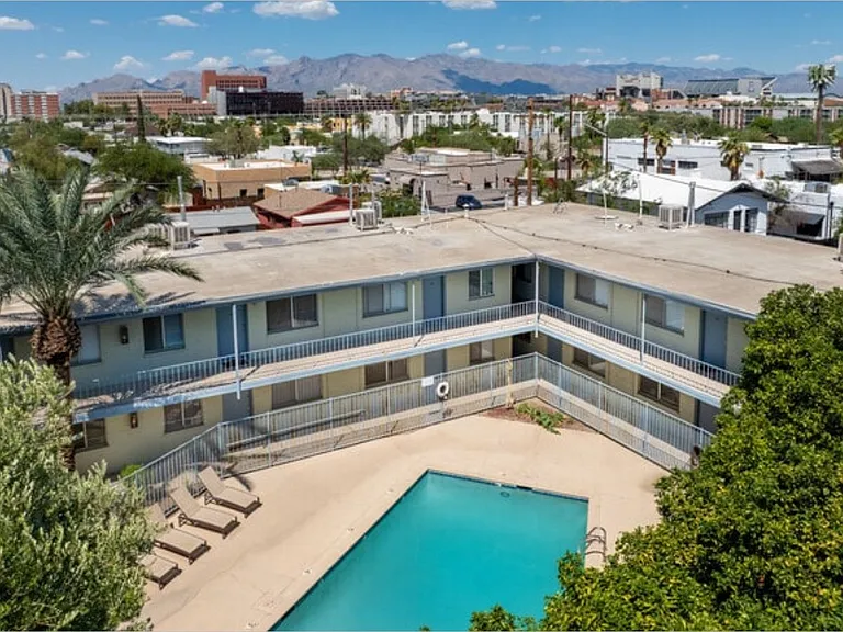 University Vista — Photo 12