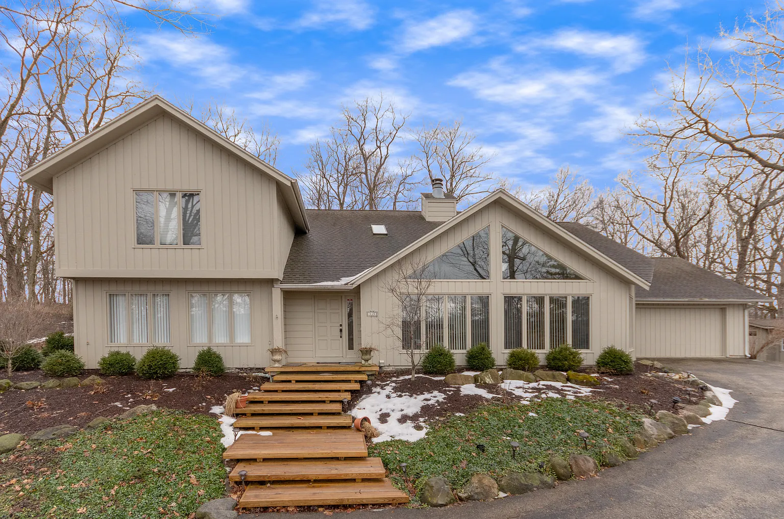 415 Deerpath W photo 1