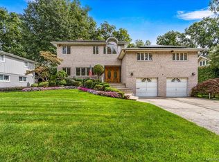 8 Hamilton Drive, Roslyn, NY 11576
