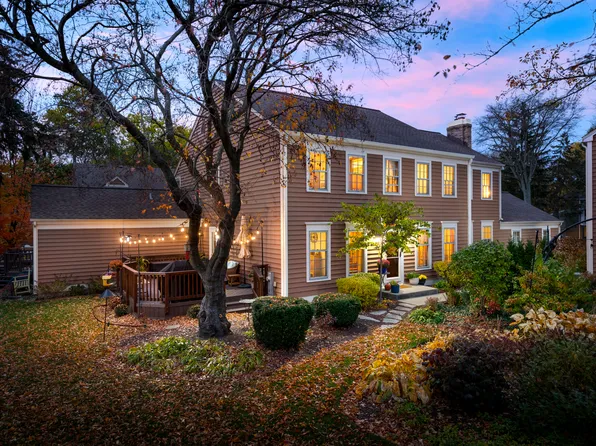 2062 Creekside Dr, Wheaton, IL 60189