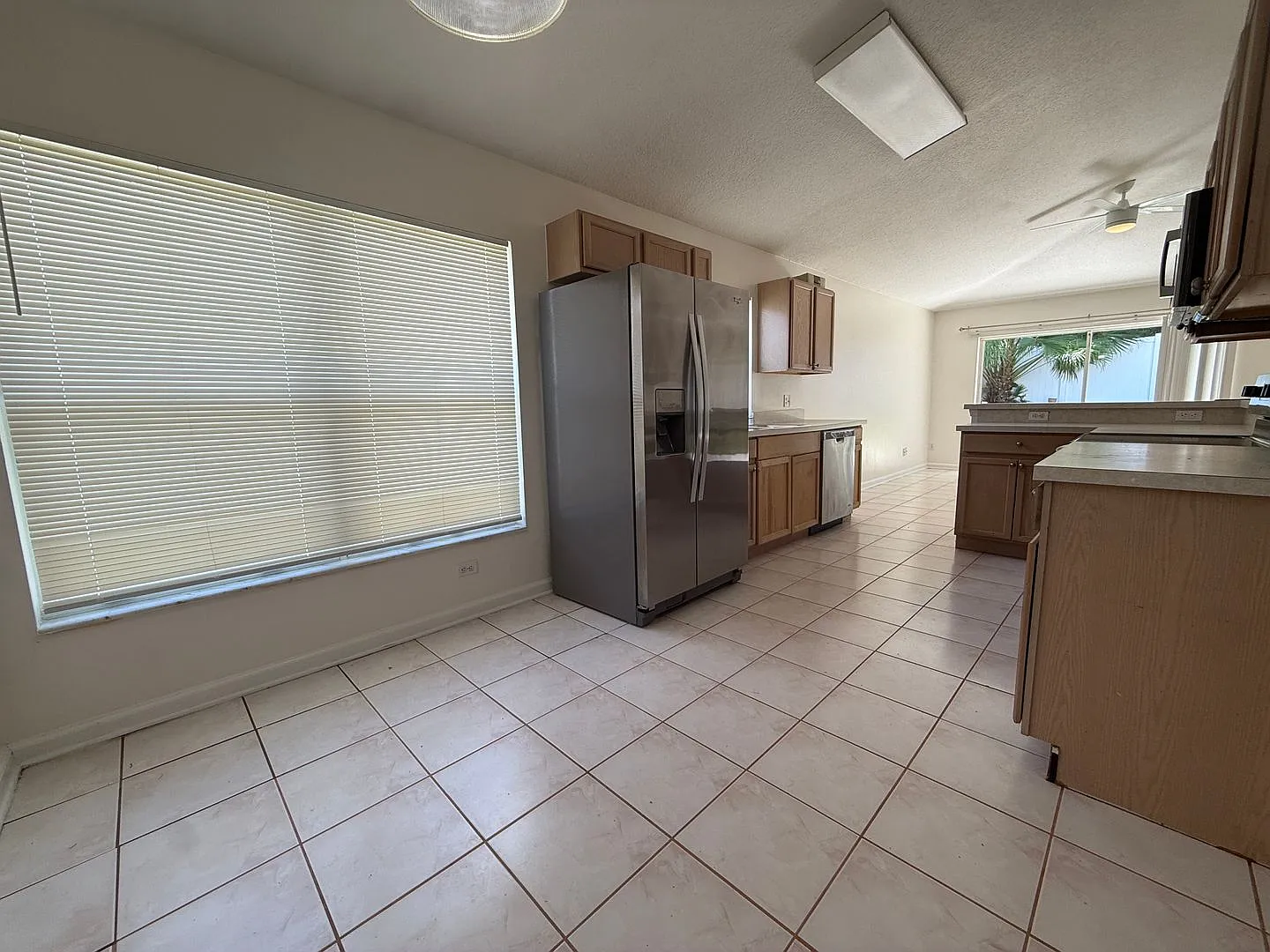 Beautiful 3 bed/2 bath home with Lawn Care Included — Photo 4