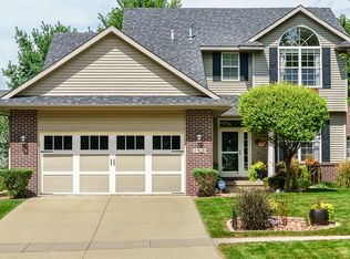 2410 Wolf Creek Trl, Hiawatha, IA 52233