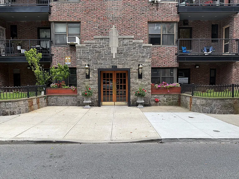 30 Clinton Pl #3A — Photo 1