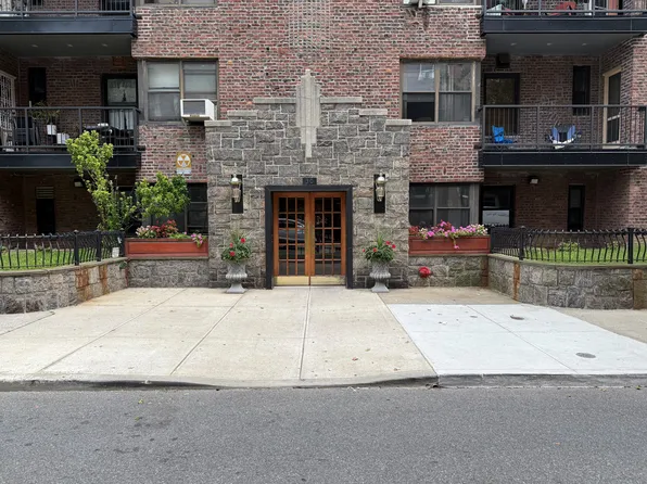 30 Clinton Pl APT 3A, New Rochelle, NY 10801