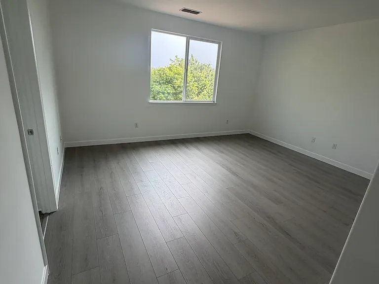 109 Cropton Ct — Photo 32