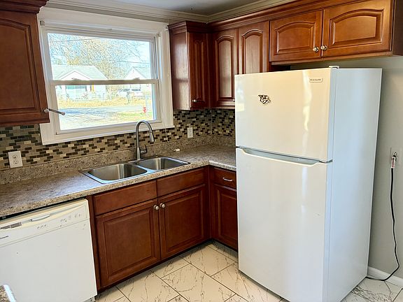 5th image of 81 Elberta St