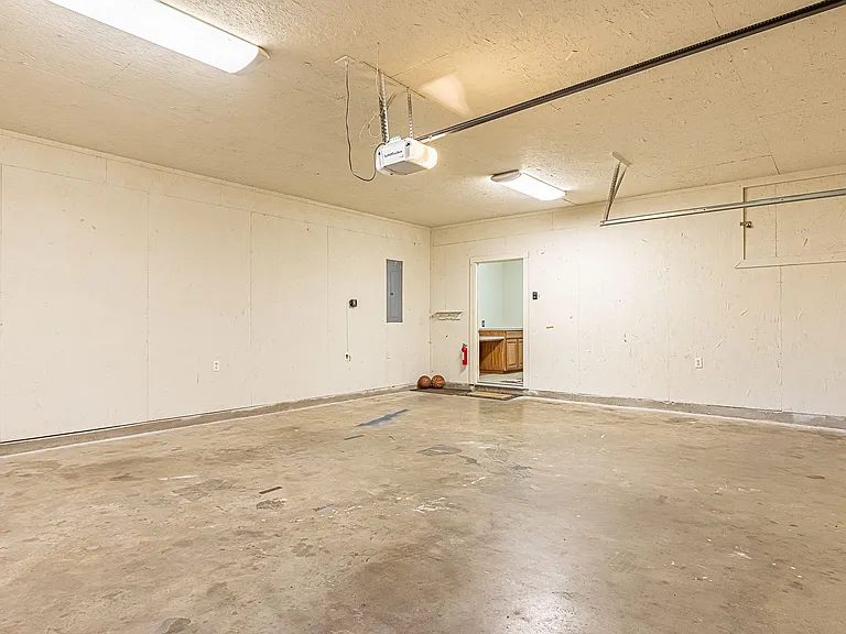 1606 S Hyde Park Ave — Photo 45