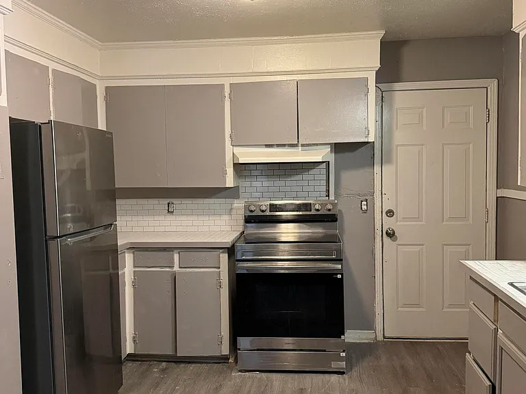 1110 Maria Dr — Photo 4