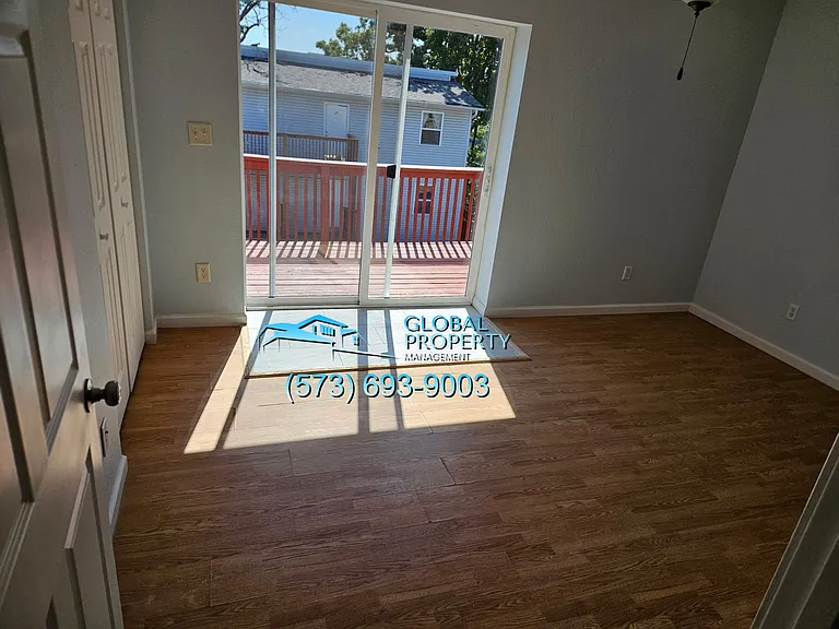 Lakefront Apartments — Photo 91