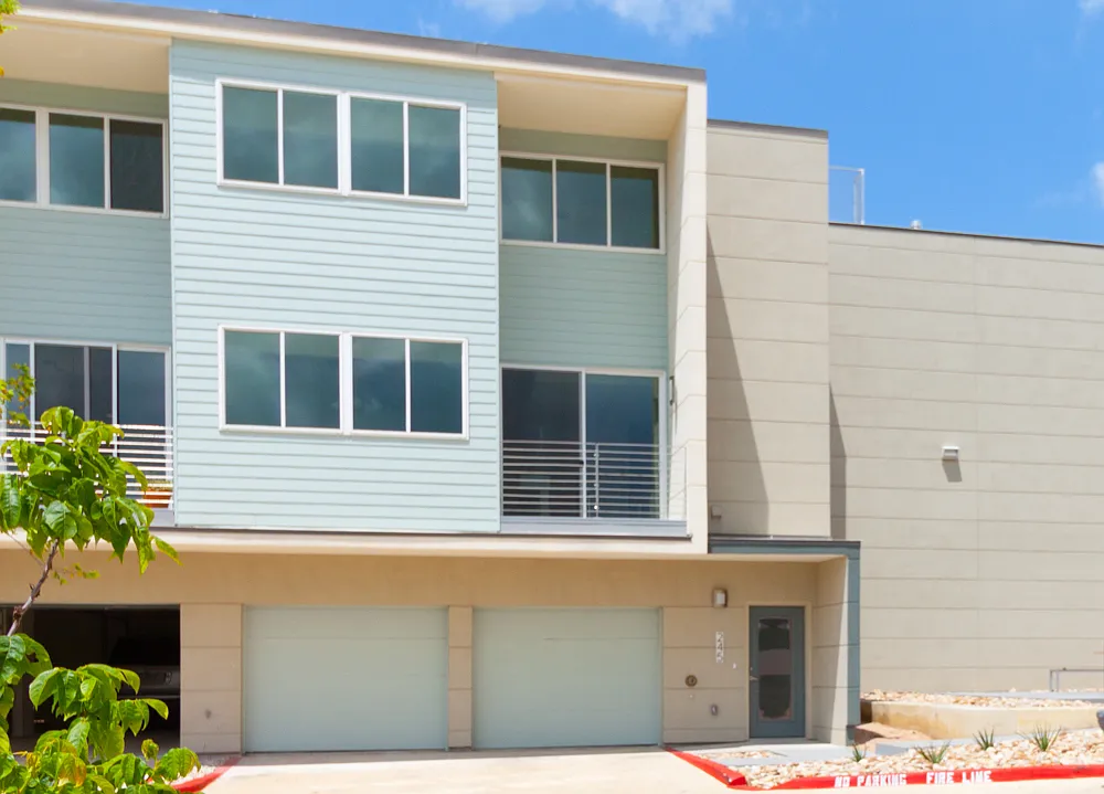 **Two Weeks Free Rent Stunning 2/2.5 Multi-Level Skybridge Lofts Condo Near Soco! — Photo 1