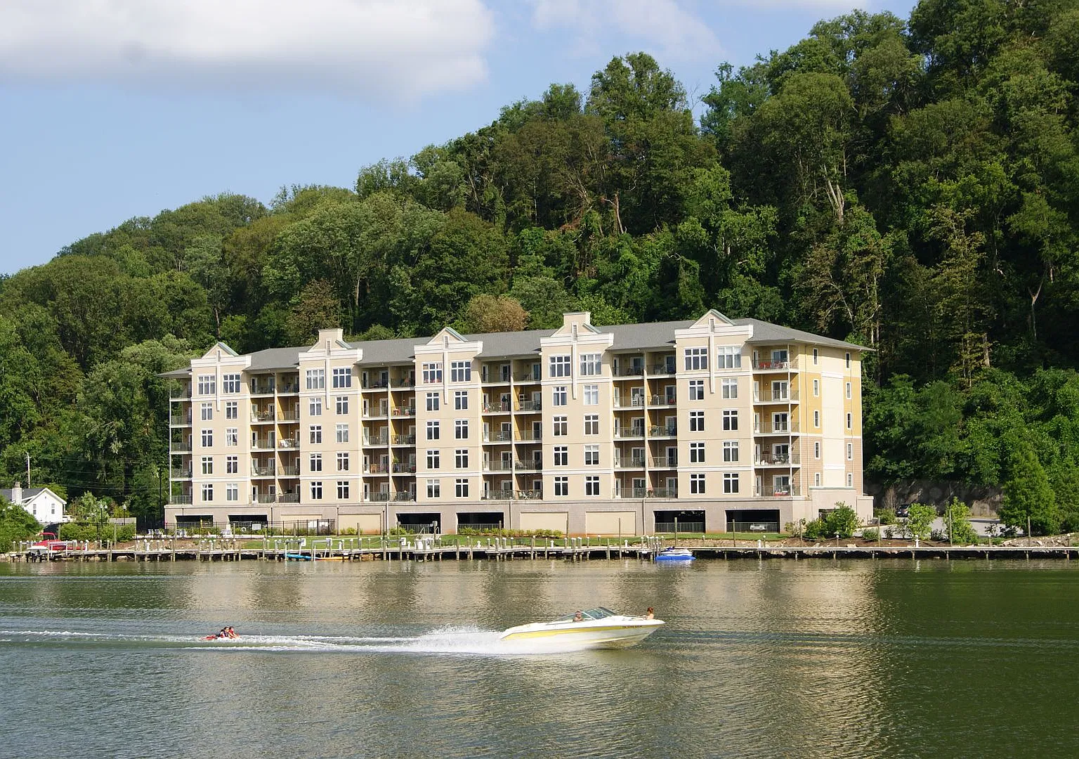 River Towne Condominium Unit 503 - Large Condo For Rent 3 Bedrooms/2 Baths $2500/Month Available Now — Photo 2