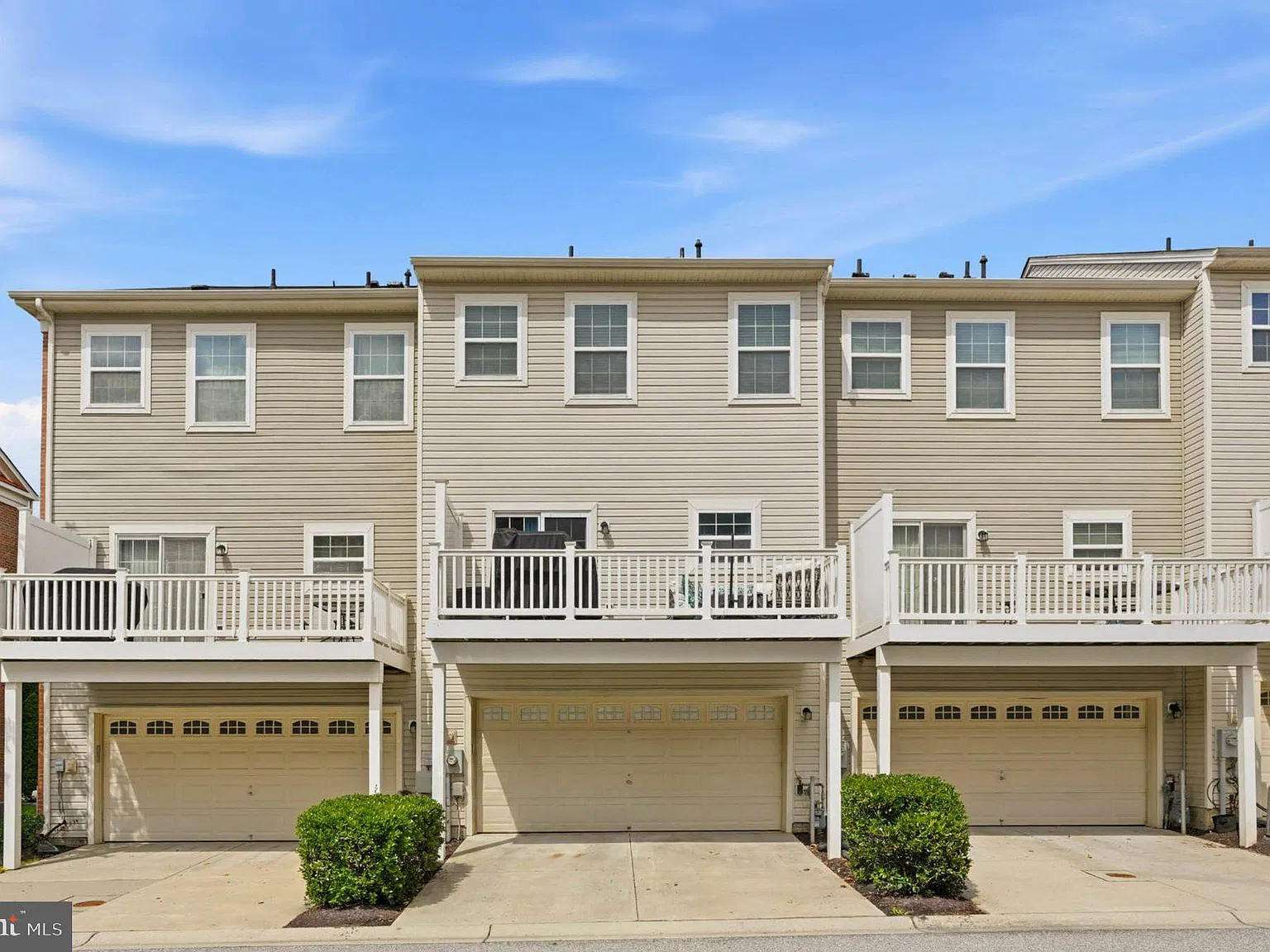3 bed, 4.0 bath, 1996 sqft, $3,500 — Photo 2