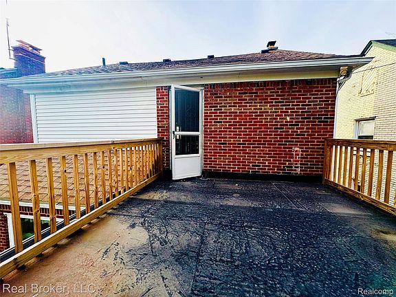 3rd image of 15868 Whitcomb St