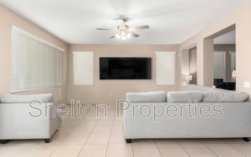 5 bed, 4.0 bath, 3052 sqft, $2,795 — Photo 3