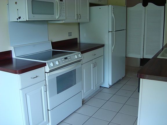 3rd image of 1101 S Hunt Club Dr APT 406