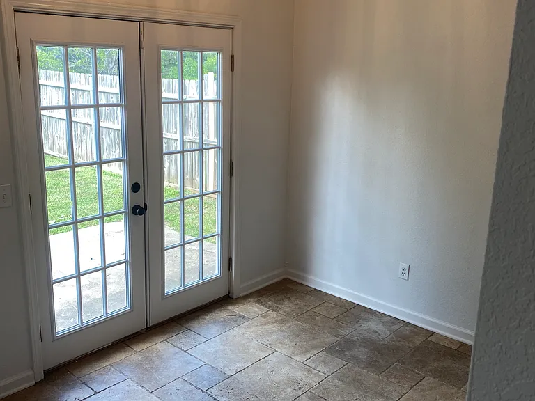 1433 Buena Vista Cir — Photo 5