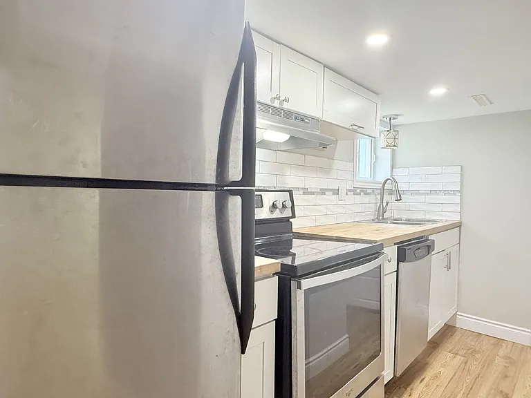 1396 Lillian Ave #LOWER — Photo 1