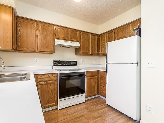 4th image of 916 Charleston Way Dr