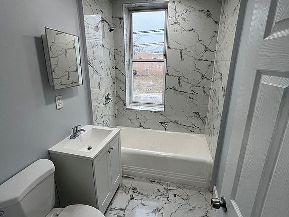 4th image of 408 Leslie St #4