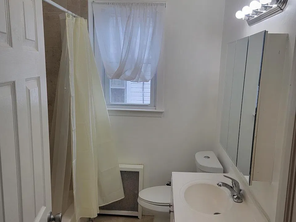 22 Lyons Pl #2
