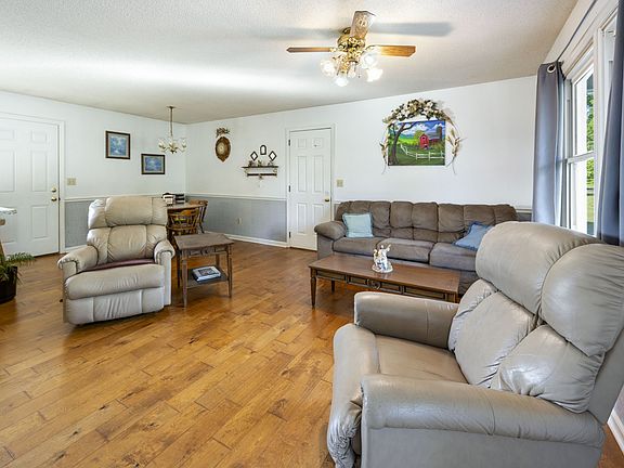 3rd image of 180 Woods Edge Rd