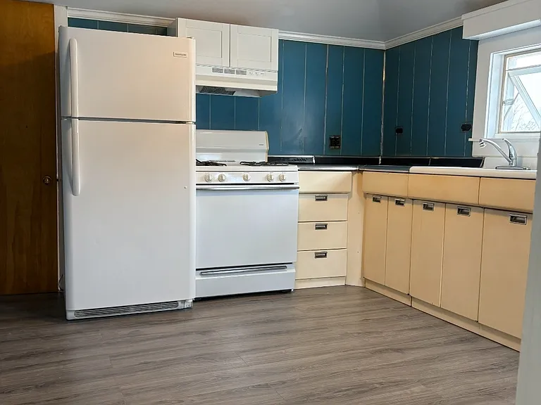 210 Syracuse Ave — Photo 12