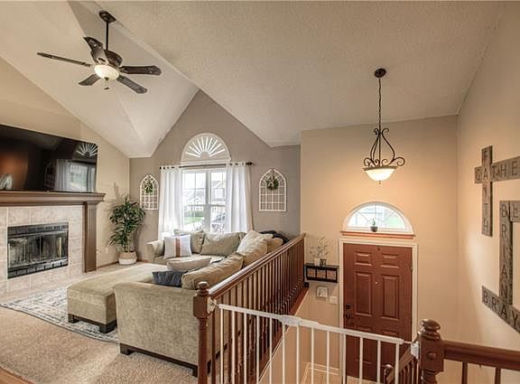 4th image of 1729 SE Embassy Dr