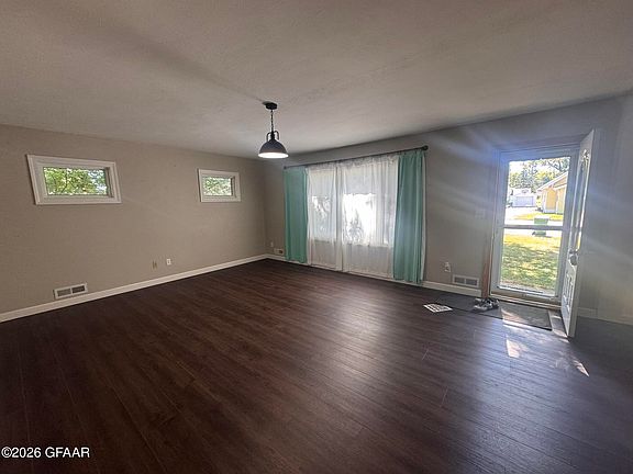3rd image of 206 Thompson Ave