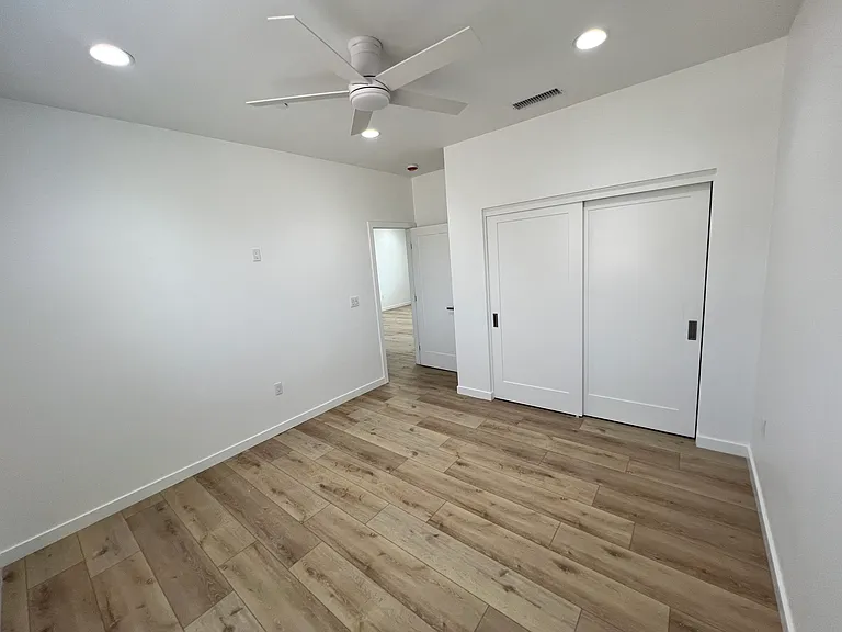 Spacious bedroom: 12x12