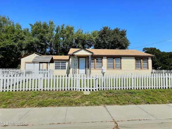 1076 Cherokee St, Biloxi, MS 39530