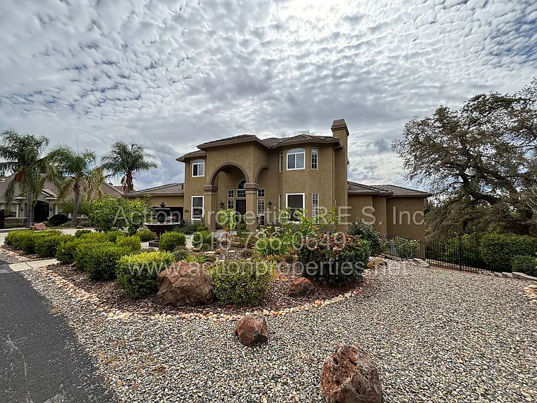 4726 Abbey Hl — Photo 1