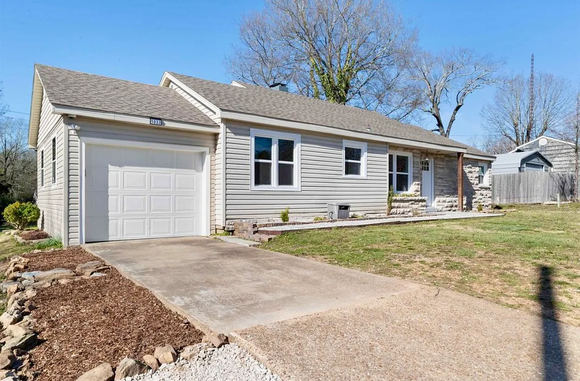 1033 N Pine St — Photo 3
