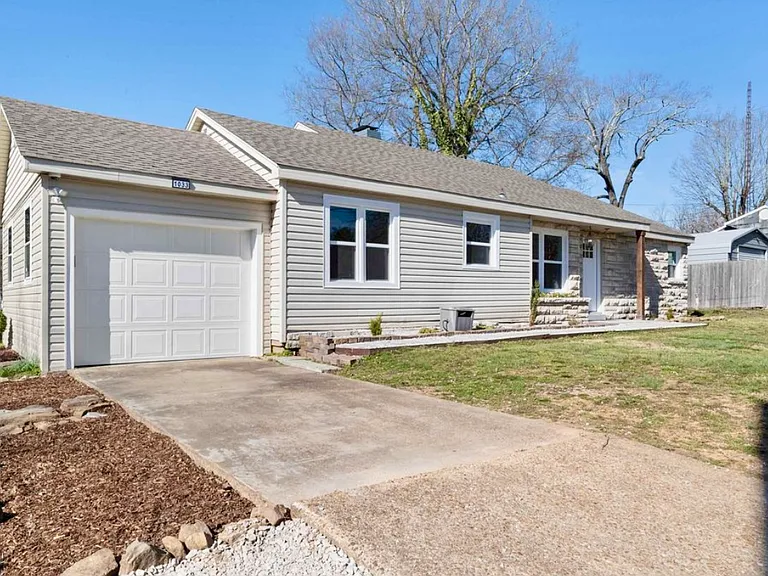 1033 N Pine St — Photo 3