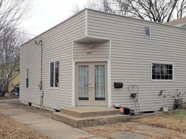 923 W 3rd St, Dixon, IL 61021