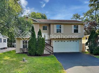 29835 Bayshore Dr, Lake Bluff, IL 60044