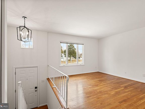 2nd image of 727 W Holly Ave