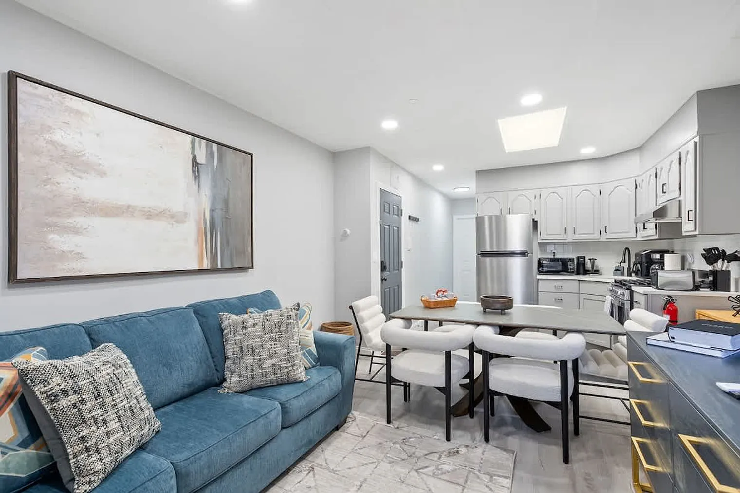 2 bed, 1.0 bath, 1194 sqft, $4,404 — Photo 2