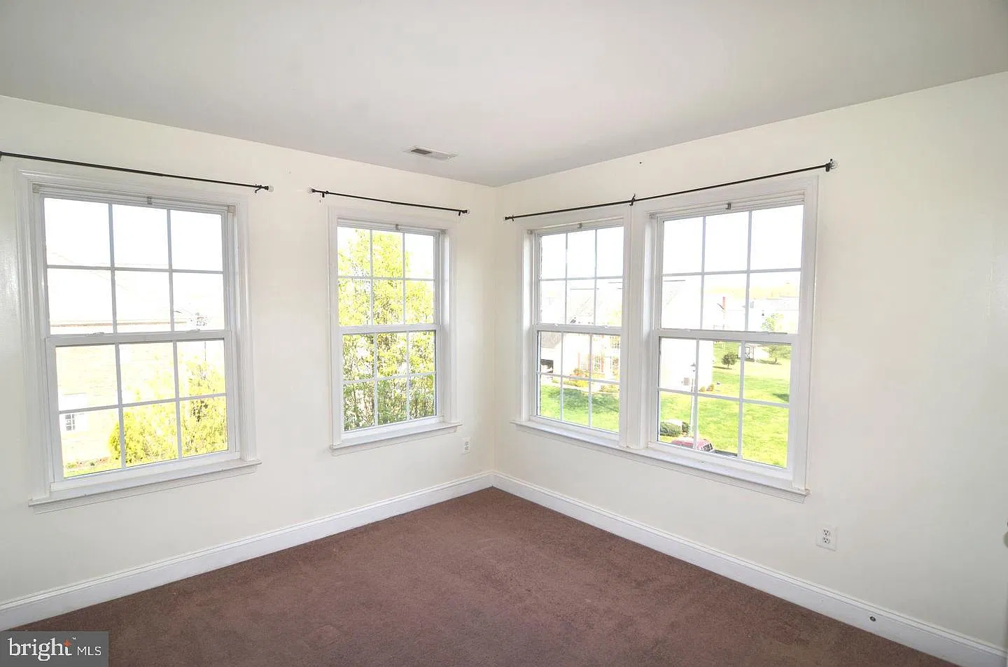 3 bed, 4.0 bath, 2352 sqft, $2,995 — Photo 4