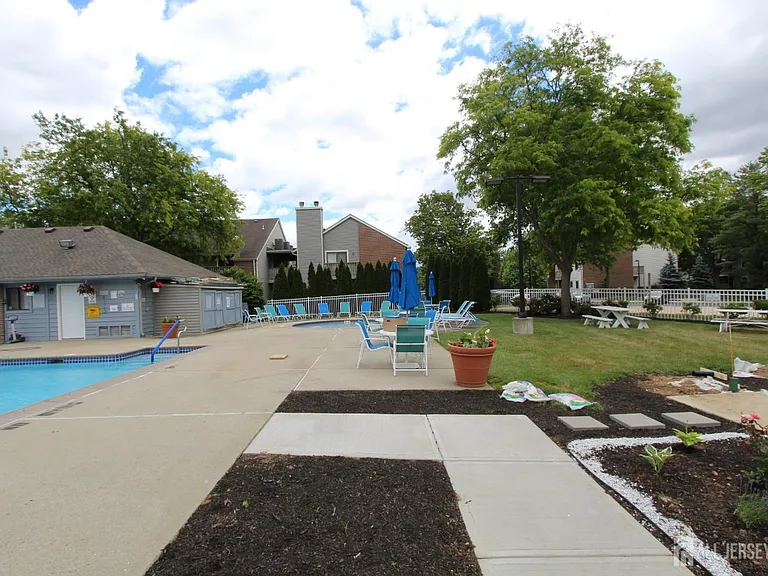 4707 Ravens Crest Dr — Photo 39