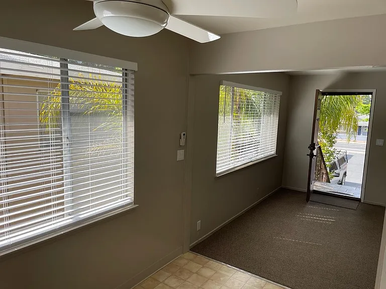 560 University Dr #7 — Photo 2