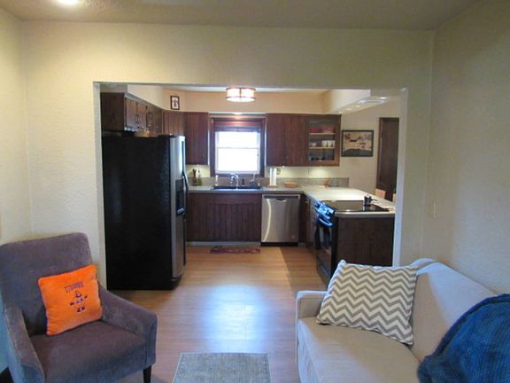 5th image of 421 S Benton St