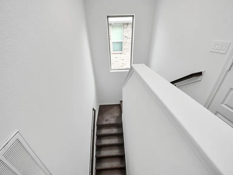 606 Round Lake Dr — Photo 22